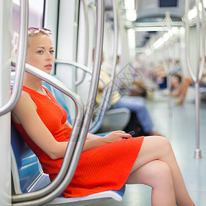 女士乘坐地铁旅行工作商业时间游客航程车站乘客手机过境火车坐着高清图片素材