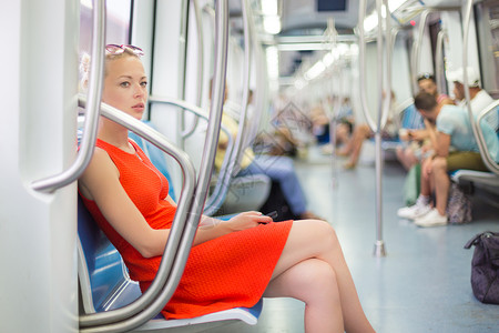 女士乘坐地铁旅行城市火车女性女孩航程铁路民众商业游客时间通勤高清图片素材