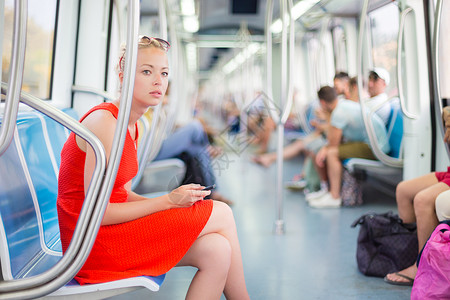 女士乘坐地铁旅行铁路过境乘客时间商业管子旅游城市手机民众地下高清图片素材