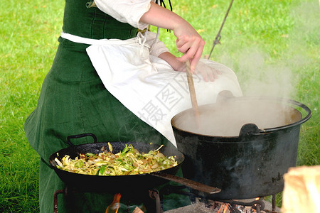 烧锅搅拌白色酿造食物女士历史绿色女性烹饪背景图片