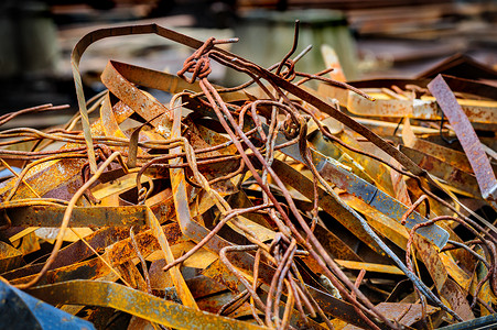 大量生锈的金属废渣废料垃圾回收废金属框架冶金工业院子工程背景