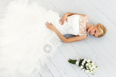 婚礼 美丽的新娘化妆品成人女士金发女郎花束衣服裙子发型玫瑰庆典头发高清图片素材