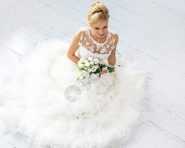 婚礼 美丽的新娘花束花朵玫瑰女性成人衣服裙子微笑地面发型幸福高清图片素材