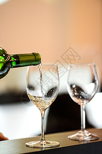 喝白酒倒在玻璃杯中运动玻璃庆典圆圈气泡饮食晚餐曲线瓶子文化背景图片
