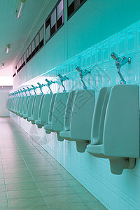 公共厕所中的瓷器小便小便池民众洗手间白色卫生卫生间摊位男性房间男人干净的高清图片素材