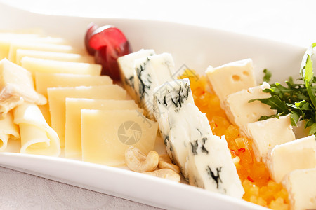 奶酪板蓝色野餐时间羊乳熟食美食食物坚果木板奶制品背景图片