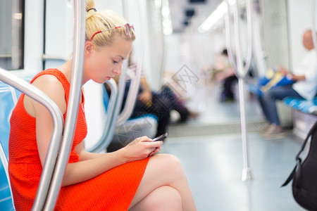 女士乘坐地铁旅行铁路民众过境女孩时间车站游客座位航程手机商业高清图片素材