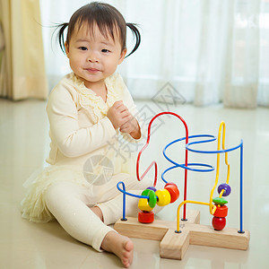 家里的小亚洲女孩家庭喜悦房间唤醒白色婴儿微笑童年儿童孩子们背景图片