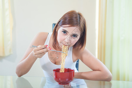 年轻女孩吃拉面面美食女性微笑用餐饮食筷子女士文化午餐面条意大利面高清图片素材