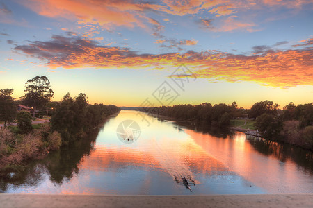 美丽的日出 在潘里特的尼平河上高清图片