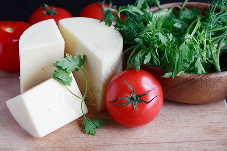 奶酪和蔬菜香菜小吃课程食物奶制品乳制品沙拉蔬菜类砧板厨房背景图片