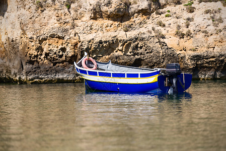 在马耳他Gozo带外机发动机的蓝船高清图片