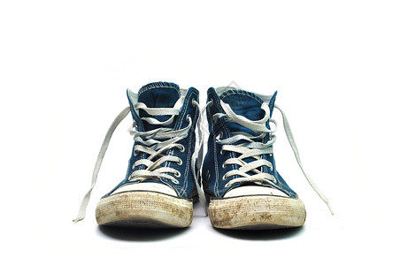 旧运动鞋运动青少年蓝色鞋类培训师白色衣服青年背景图片