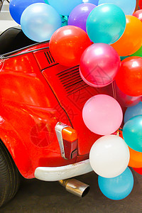 气球和红色汽车背景图片
