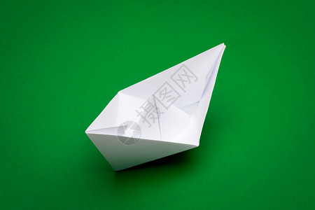 折纸船工作室绿色自由乐趣折叠折纸白色航行旅行玩具背景图片