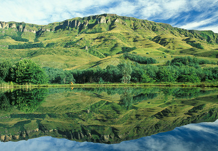 德拉肯斯山脉反射悬崖荒野天空绿色山脉背景