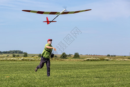 滑翔机飞行员人射入天空 飞翔滑翔引擎翅膀航空飞机速度玩具发射收音机蓝色螺旋桨背景