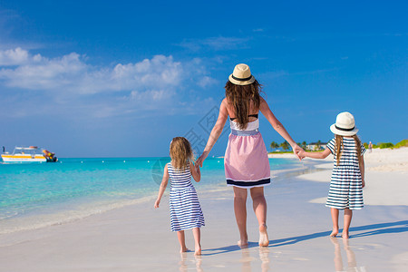 年轻母亲和两个小孩 在阳光明日的奇异海滩上家庭高清图片素材