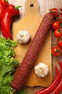 萨拉米香肠课程胡椒蔬菜预算营养沙拉食物治愈辣椒木头背景图片