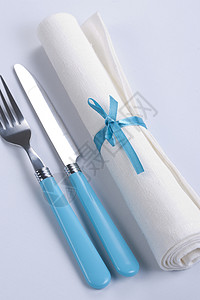 蓝色和白色表格设置用具银器丝带盘子用餐桌子桌布食物餐巾亚麻生活高清图片素材