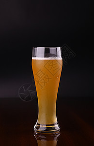 啤酒杯工艺小麦黑色液体玻璃饮料啤酒酿造高清图片
