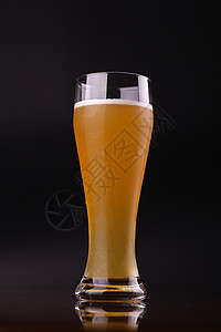 啤酒杯饮料工艺黑色啤酒小麦酿造液体玻璃高清图片