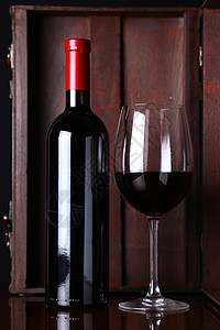 一瓶红酒爱好者盒子红色玻璃奢华瓶子酒精木头案件美食背景图片