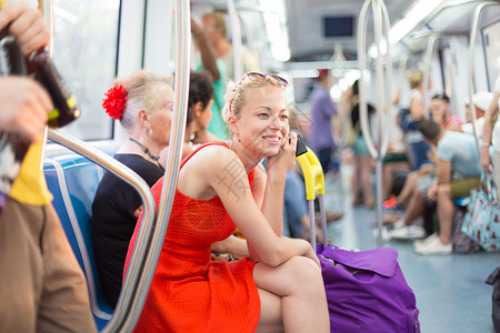 女士乘坐地铁旅行高峰人群航程乘客游客商业车站管子女孩城市高峰时间高清图片素材