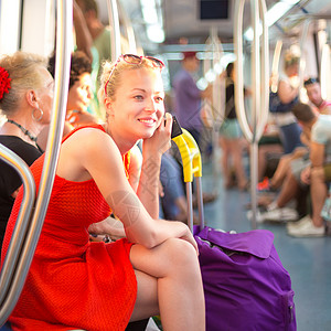 女士乘坐地铁旅行车站商业游客工作旅游女孩女性乘客铁路时间坐着高清图片素材