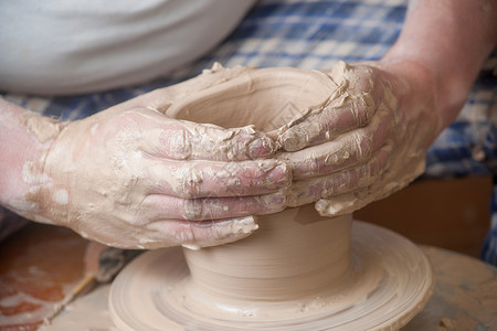 陶匠的手制品工作水壶女士车轮作坊陶器艺术血管旋转高清图片