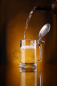 游啤酒口渴瓶子喷射液体流动饮料布料黄色泡沫酿造高清图片