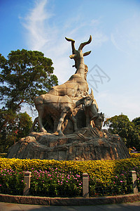 中国广州市五座山羊雕像故事石头童话历史蓝色历史性旅行雕塑地标天空背景图片