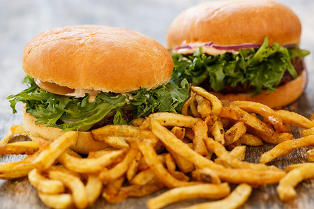 餐桌上的美味汉堡饮食食物绿色营养面包芝士桌子小吃包子美食可口高清图片素材