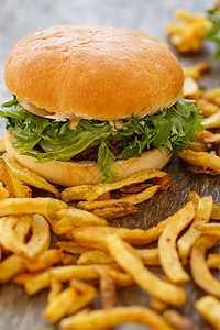 桌上的美味汉堡面包桌子薯条食物美食绿色洋葱小吃营养芝士鸡高清图片素材