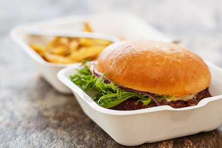 桌上的美味汉堡沙拉饮食午餐盘子小吃包子美食营养食物薯条芝士汉堡高清图片素材