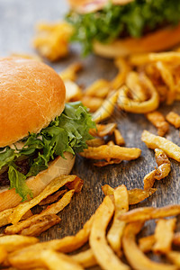 三明治汉堡餐桌上的美味汉堡芝士绿色牛肉午餐沙拉饮食洋葱食物小吃面包背景