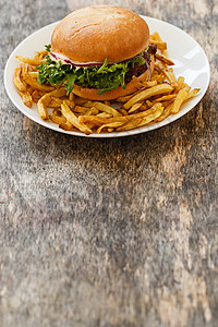 桌上的美味汉堡薯条美食营养午餐食物饮食沙拉包子洋葱桌子鸡高清图片素材
