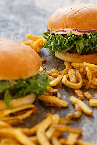 餐桌上的美味汉堡桌子小吃绿色营养薯条牛肉午餐面包芝士饮食可口的高清图片素材