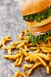 餐桌上的美味汉堡薯条营养食物包子绿色午餐饮食小吃芝士面包绿色的高清图片素材