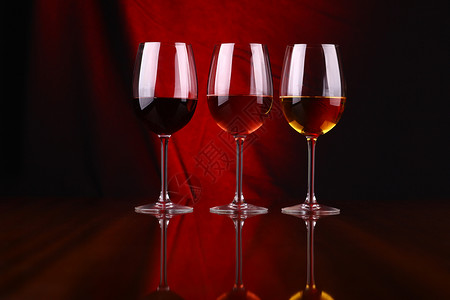 红尾歌鸲酒杯眼镜布料多样性红色反射奢华玻璃织物粉色白酒背景
