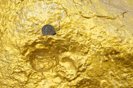 泰国的旧硬币 放在金石上背景图片