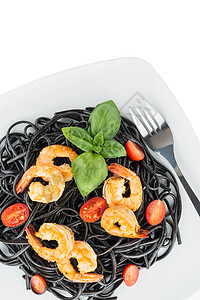 带虾的黑意大利面餐厅香菜大虾乌贼叶子桌子盘子面条午餐胡椒背景图片