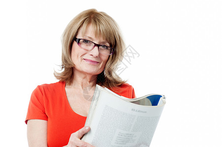 年轻女性阅读书女士眼镜微笑白色发型注意力老年阅读女性教育背景图片