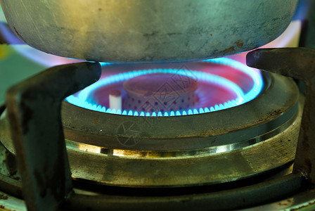 煤气厨房炉灶的近距离火力背景图片
