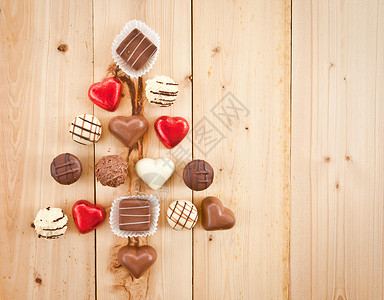 各种巧克力香草糖果食物乡村甜点装饰巧克力心零食松露木头背景图片