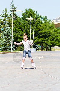 夏天滑溜冰的可爱女孩冰鞋白色女性金发童年女学生蓝色孩子女士滚筒背景图片