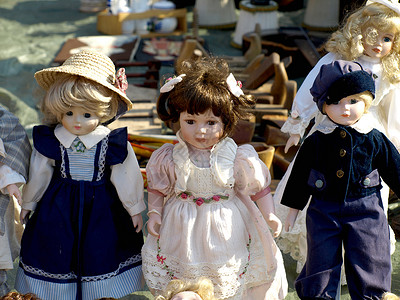 旧娃娃玩具女孩们奶嘴头巾母亲礼物孩子们背景图片