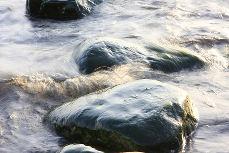 石头和水背景图片