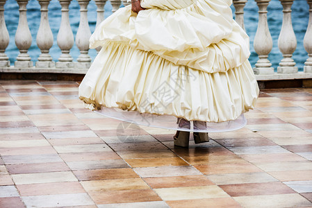 婚礼舞蹈 穿着白礼服的美女新娘舞会舞舞女新娘婚姻舞蹈家演员背景图片