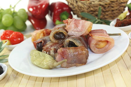 用培根填充的塔帕斯Tapas自助餐早餐猪肉熏肉橄榄火腿零食树枝胡椒背景